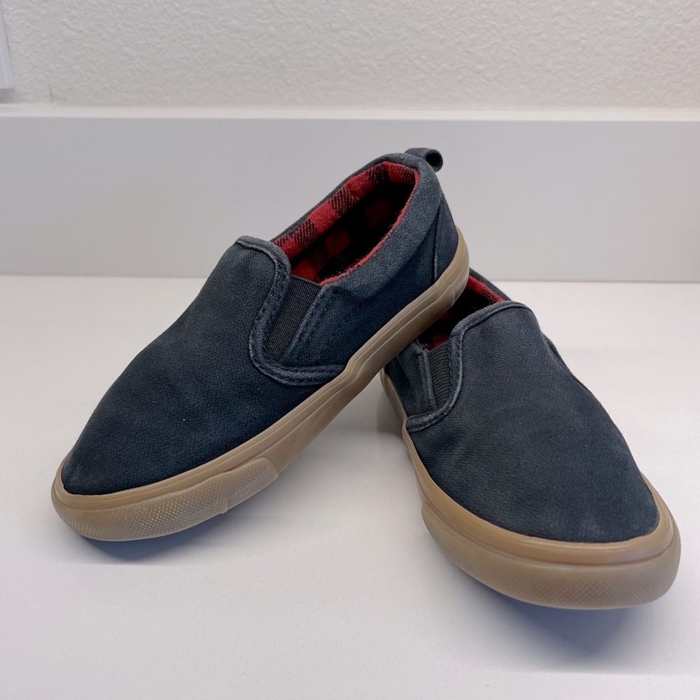 Toddler Old Navy black slip-ons size 9